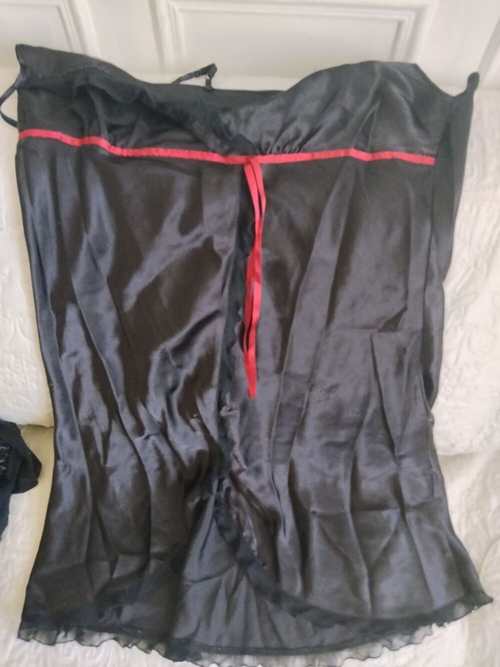 Nuisette noire brod&eacute;e fleurs Vêtements