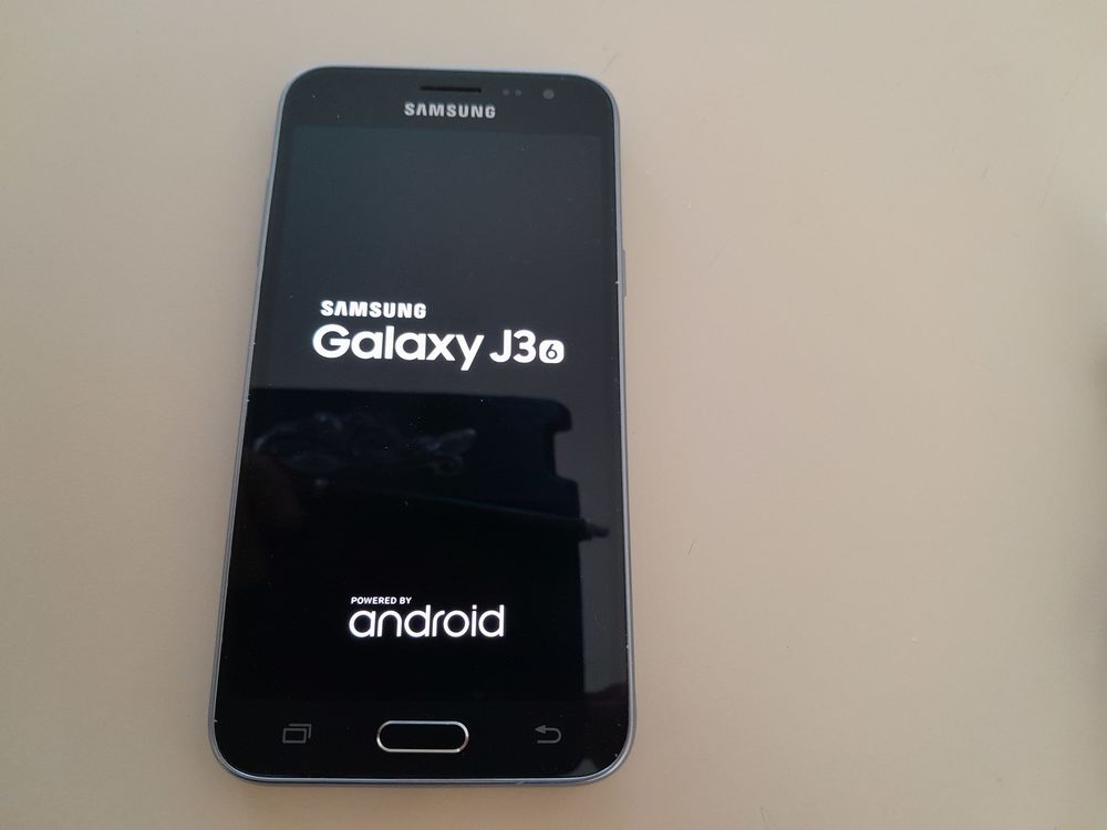 Portable Samsung Galaxy J3 (SM-J320FN) Téléphones et tablettes