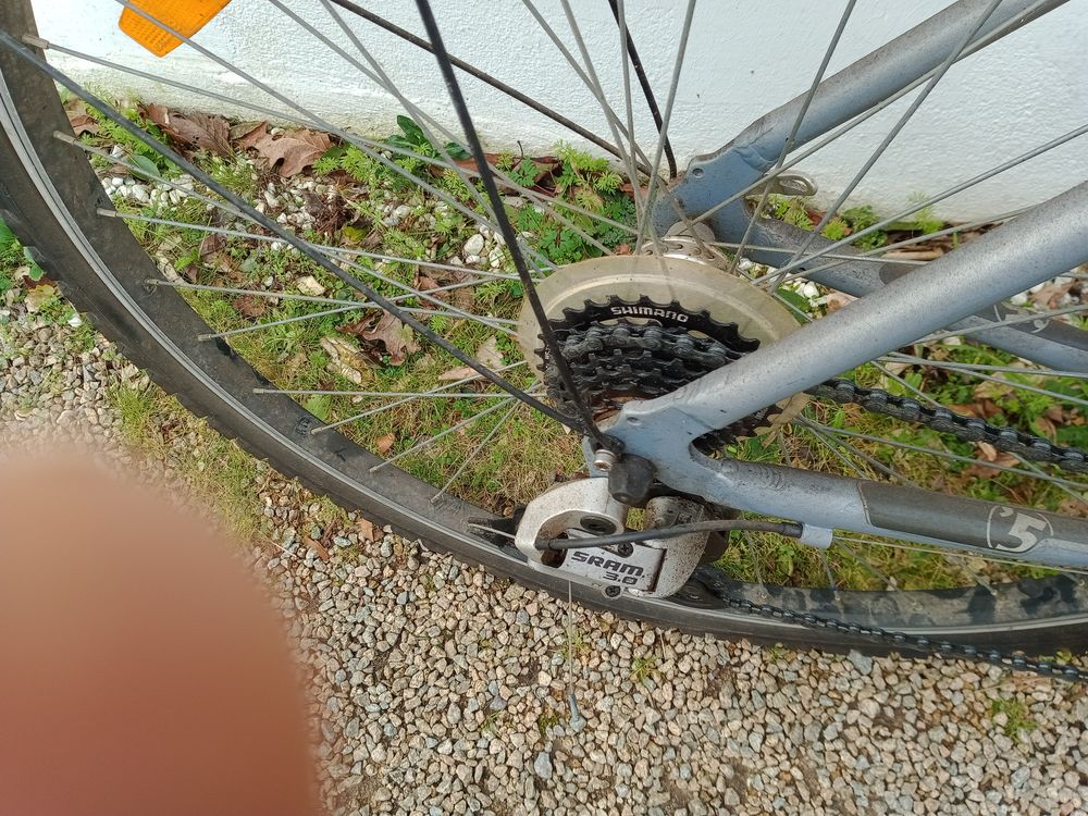 V&eacute;lo btwin adulte gris en tr&egrave;s bon &eacute;tat .
Prix : 200 euros Vélos