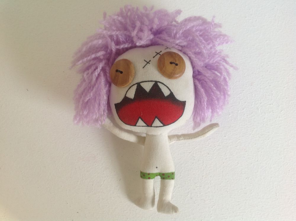 POUP&Eacute;E GRI GRI ZOMBIE DOLLS CHEVEUX VIOLET Envoi Possible
Jeux / jouets