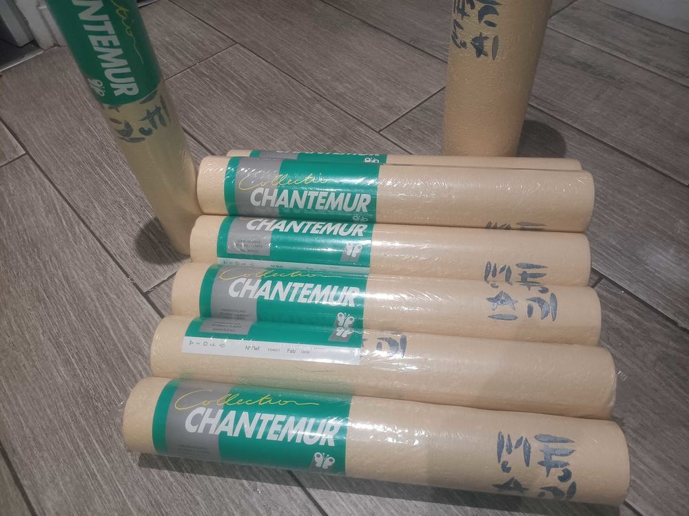5 rouleaux de papier peint vert clair. L'unit&eacute; 10,05M x 0,53M. Marque : Chantemur. 
3 rouleaux de papier peint. L'unit&eacute; 10,05M x 0,53M. Meubles