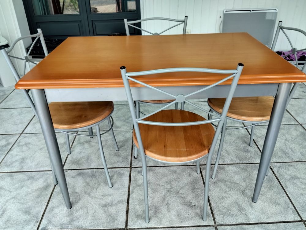 Une table et 5 chaises Meubles