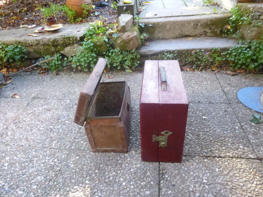 2 malles (1 petite et 1 moyenne). Maroquinerie