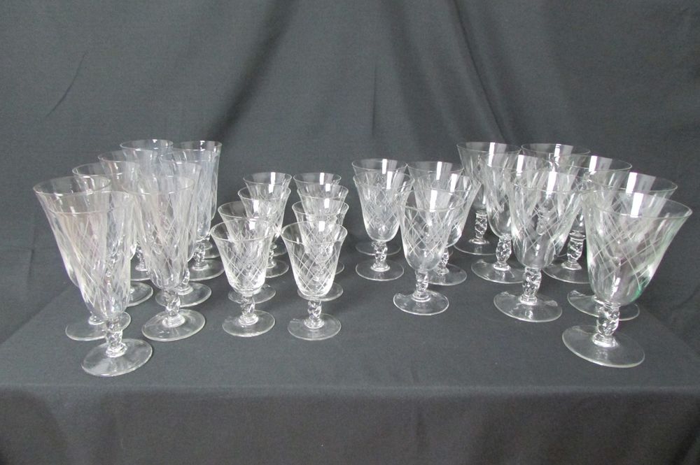 Lot de 29 verres &agrave; pied , forme &eacute;vas&eacute;e Décoration