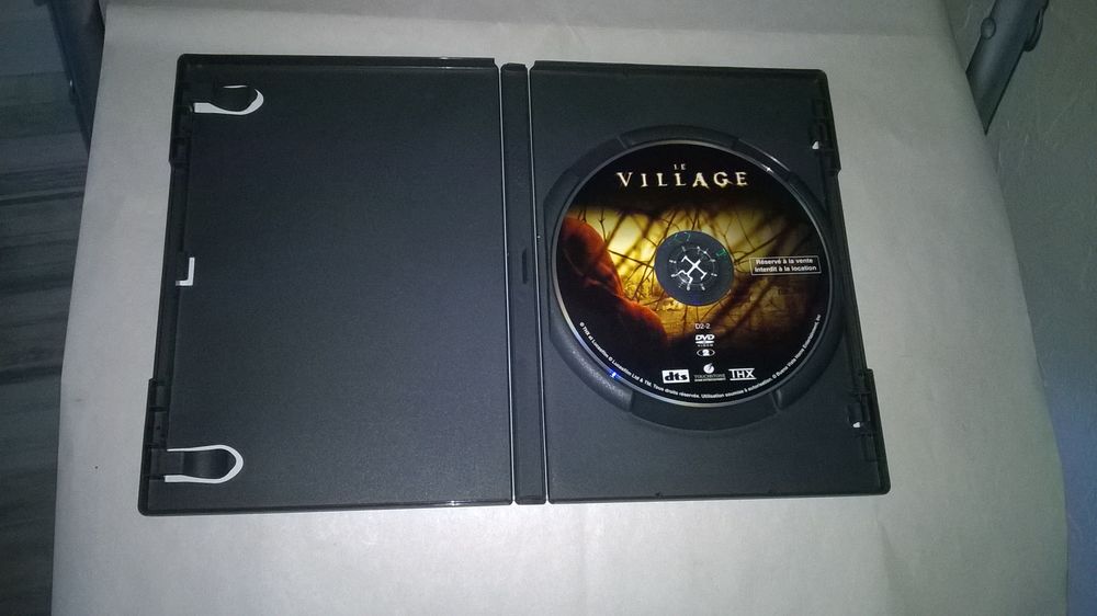 DVD Le Village
2005
Excellent etat
En Fran&ccedil;ais
A la fin DVD et blu-ray