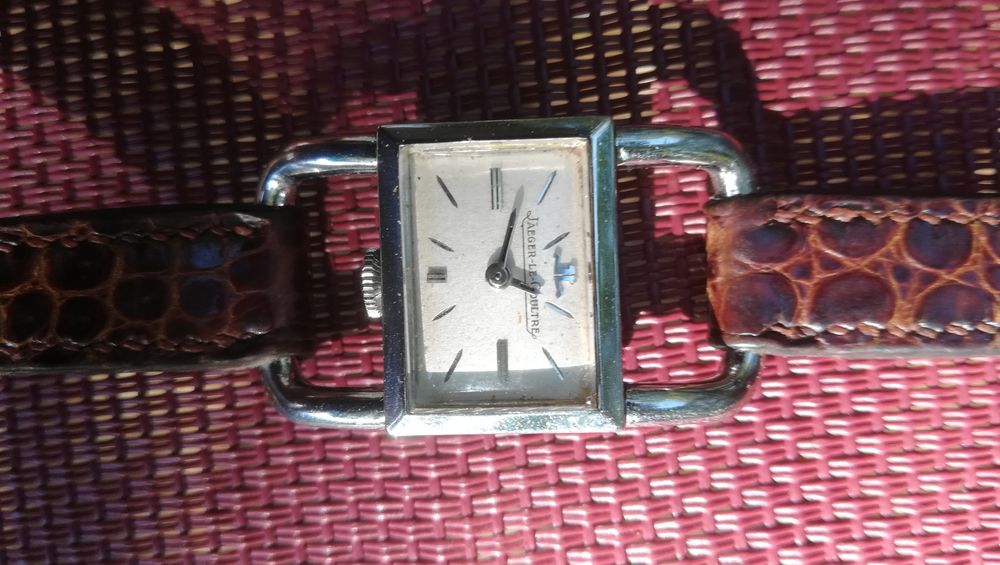 Montre femme &eacute;poque ann&eacute;e 30. Bo&icirc;tier acier fa&ccedil;on chanel. Bijoux et montres