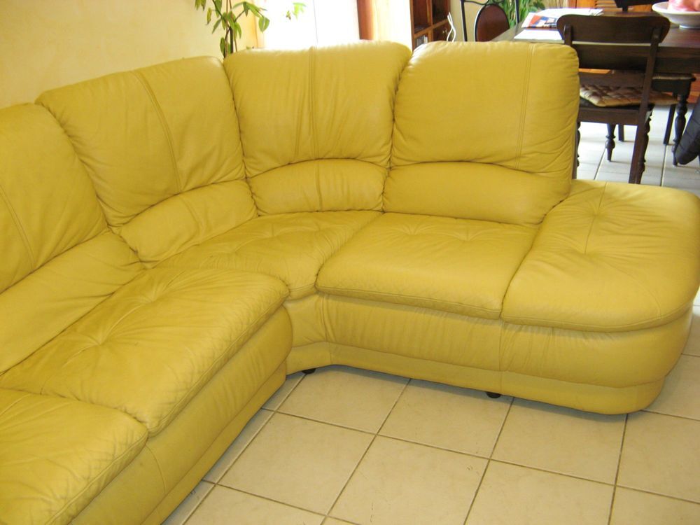 Canap&eacute; d'angle en cuir couleur jaune paille 
Meubles