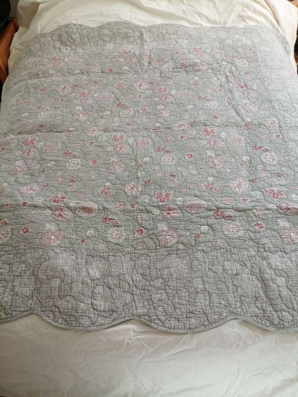 boutis carr&eacute; &agrave; fleurs taupe saumon 100% coton Décoration