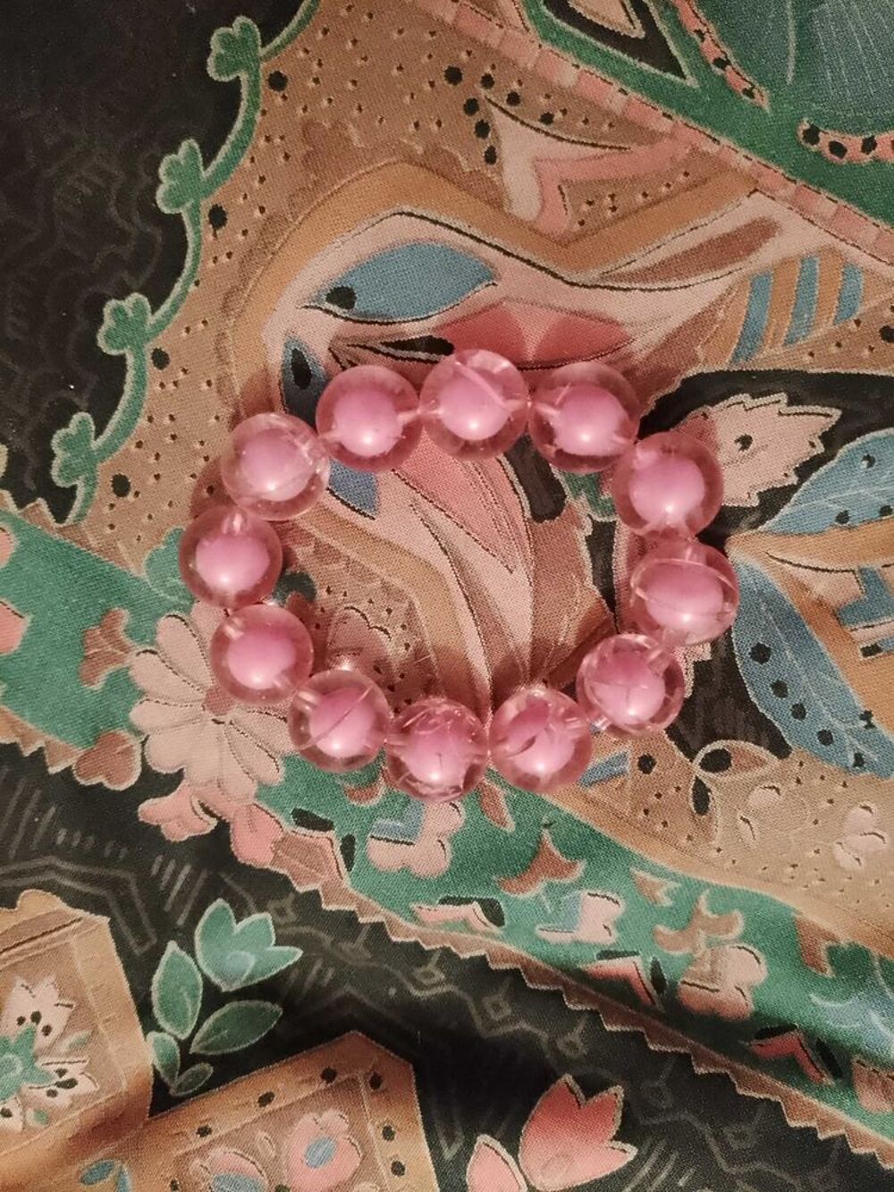 bracelet &eacute;lastique en perles de plastique roses enfants. Bijoux et montres