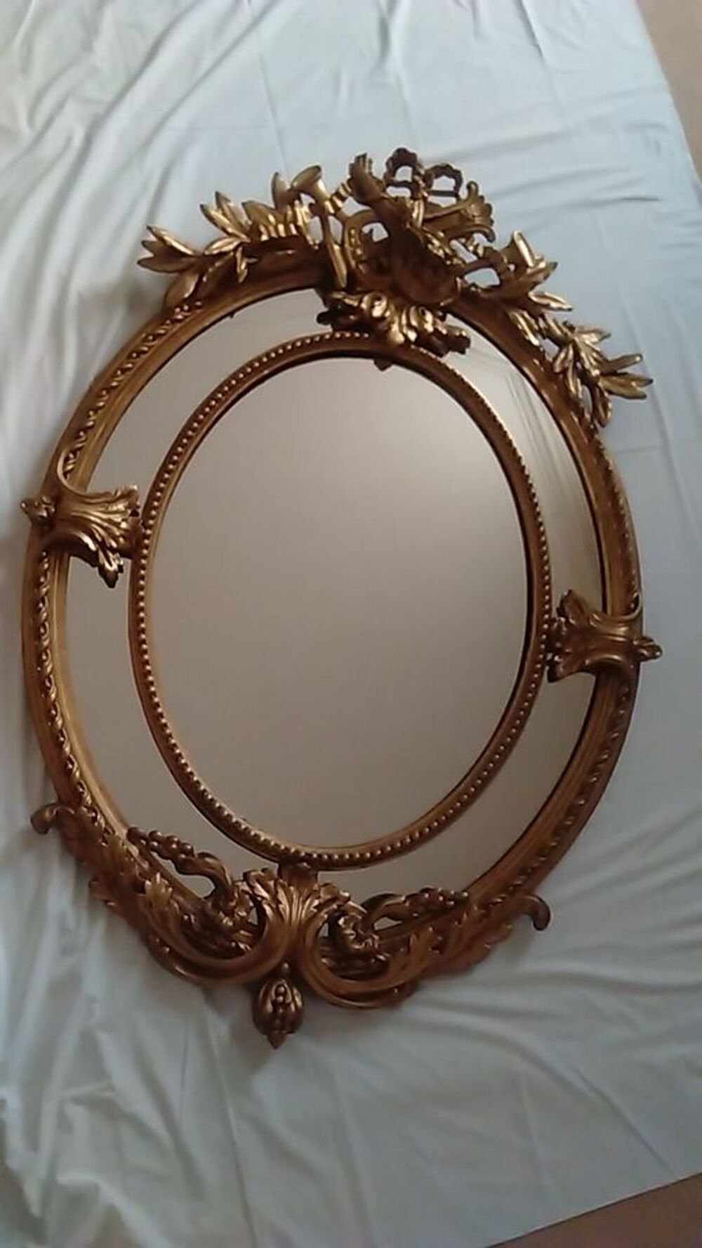 Miroir ovale en bois dor&eacute;, &agrave; parecloses Décoration