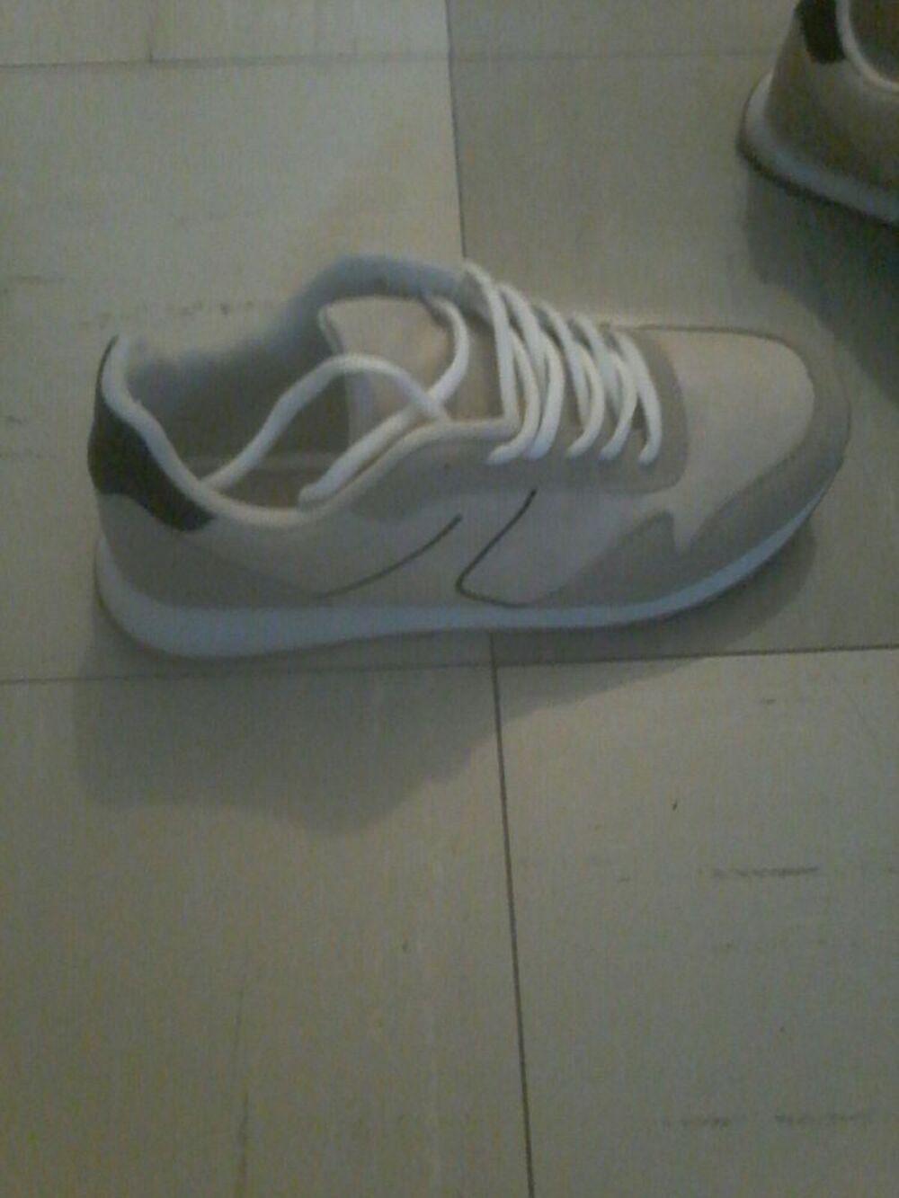 Basket de marche neuve dans emballages Chaussures