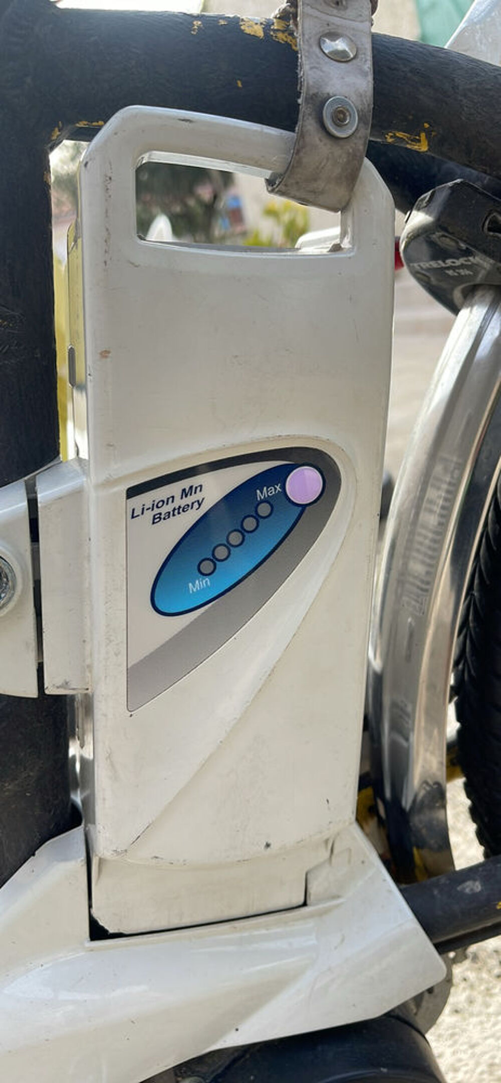 V&eacute;lo &eacute;lectrique vintage de la poste Vélos