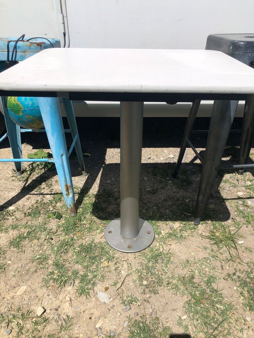 Table sur pied centrale avec plateau coulissant . Décoration