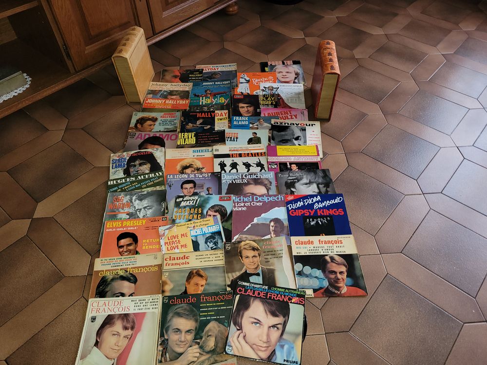 Nombreux vinyles 45 tours CD et vinyles