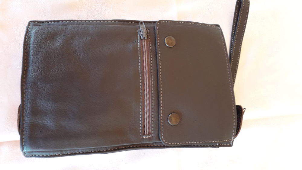Pochette en cuir pour homme
Maroquinerie