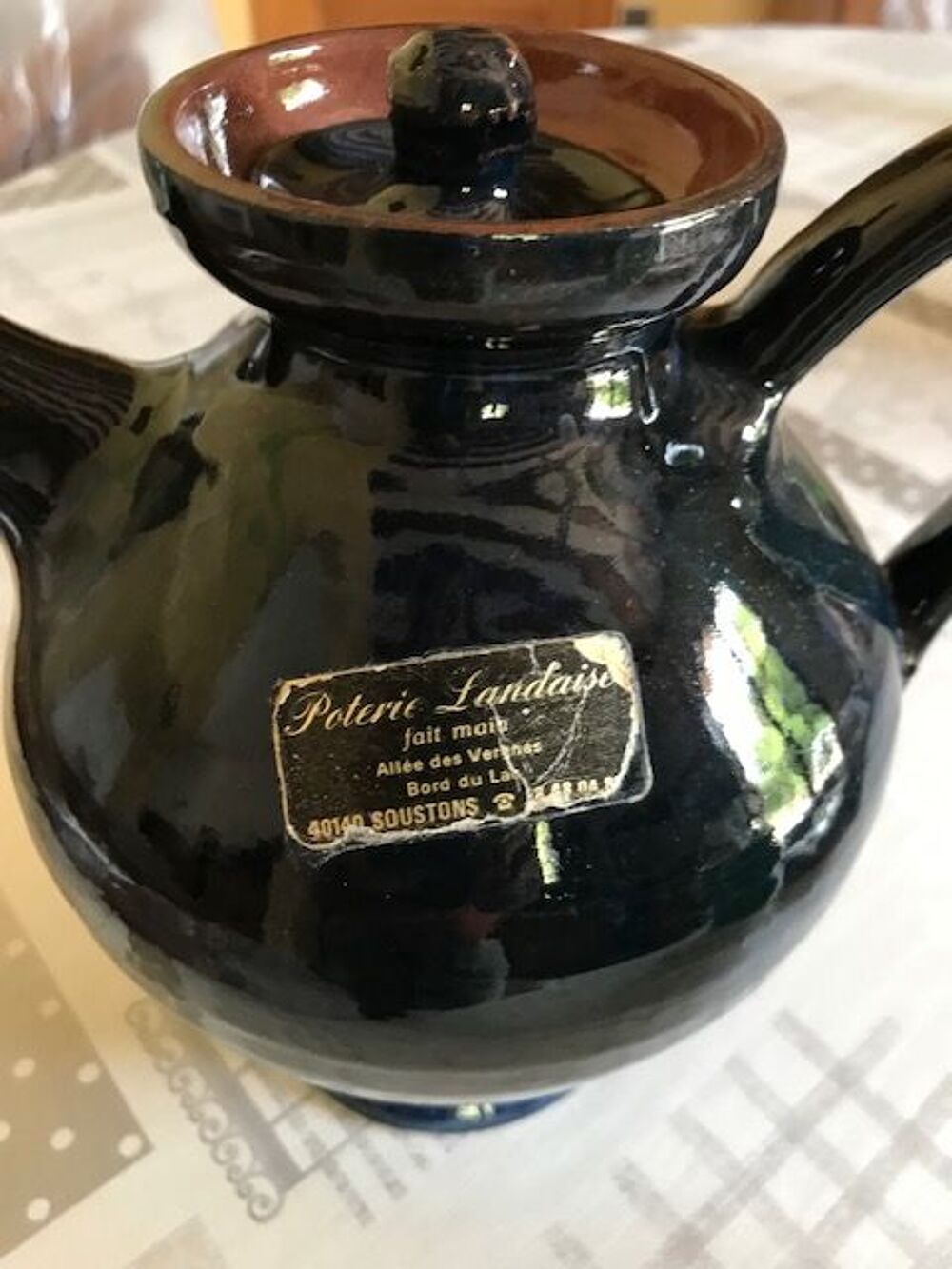 service &agrave; th&eacute; bleu fonc&eacute; en poterie landaise. Cuisine