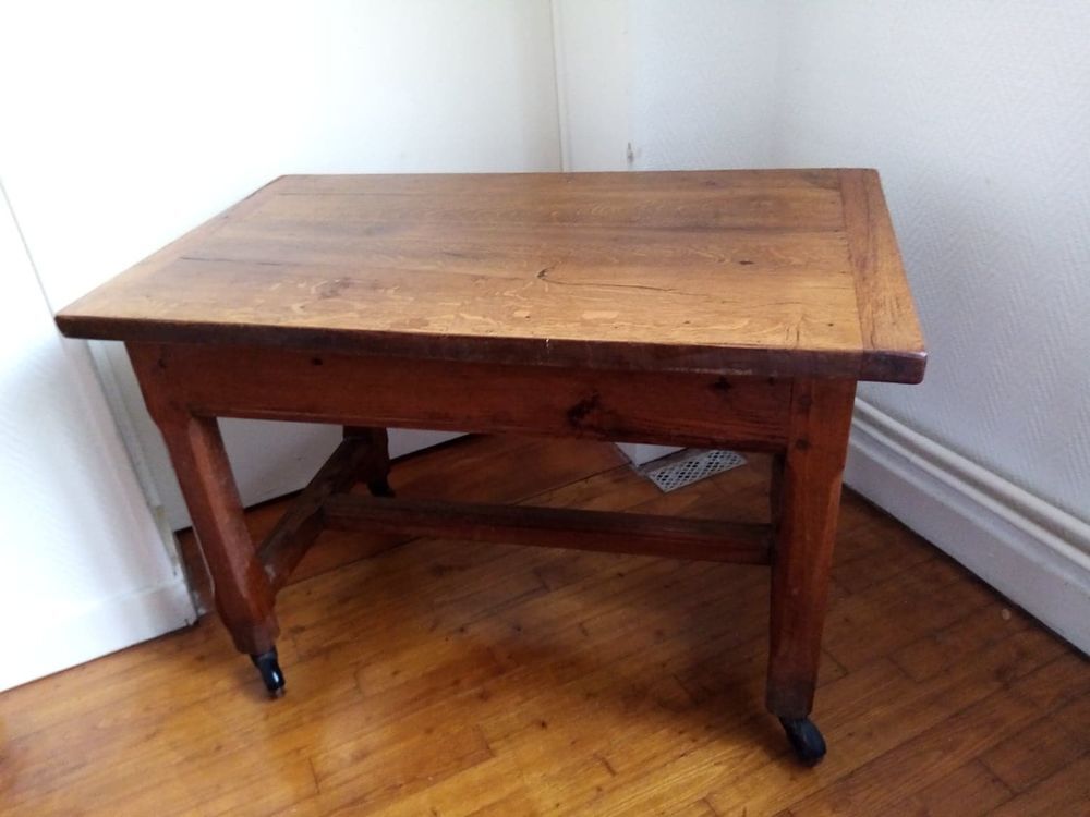 Petite table roulante en ch&ecirc;ne Meubles