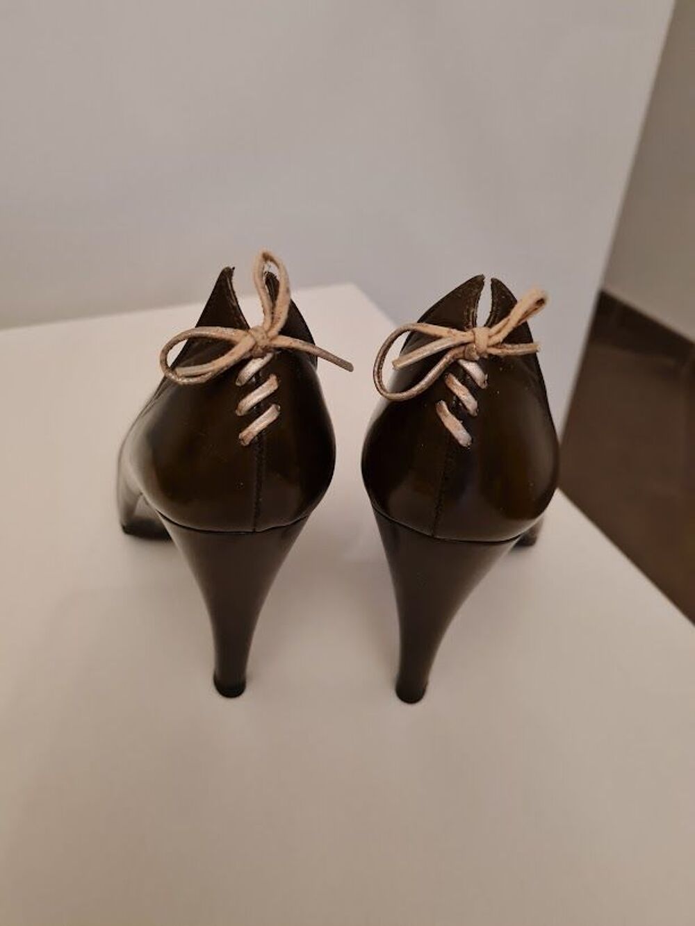 TRES CHICS ESCARPINS FEMME CHARLES JOURDAN
taille 38.5 ou 39 Chaussures