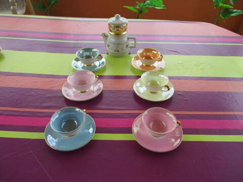 Service 6 Tasses Multicolores Fines 1960 + Cafetière. 30 Le Vernois (39)
