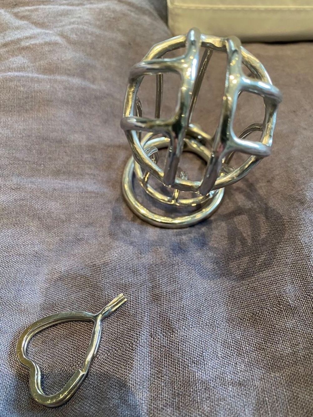 cage de chastet&eacute; fait main par la boutique Aken Red chili.
