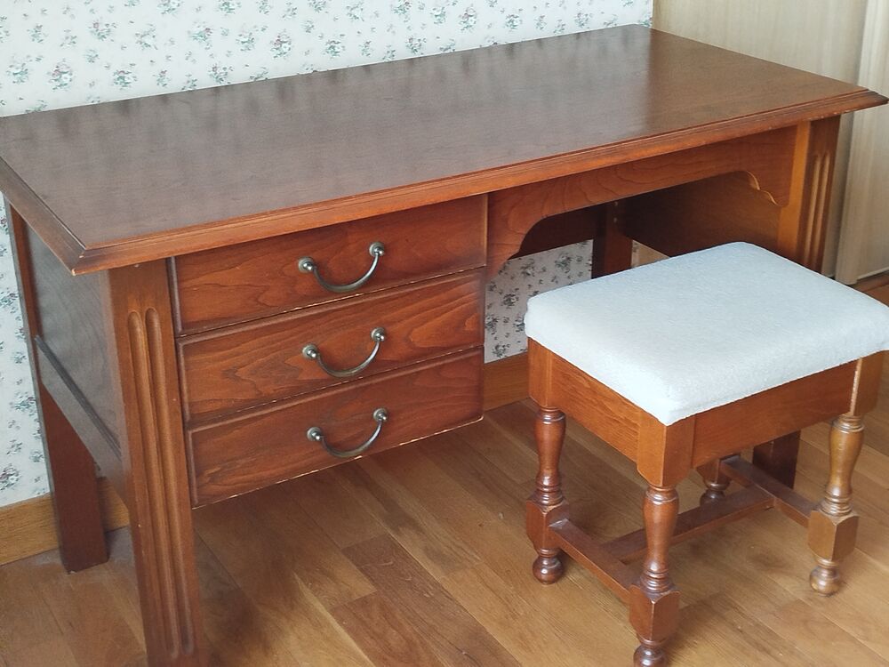 Bureau et son tabouret assorti Meubles