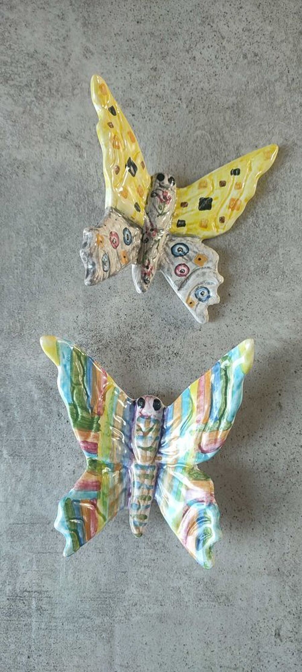 Paire de Papillons en C&eacute;ramique sign&eacute;e. 