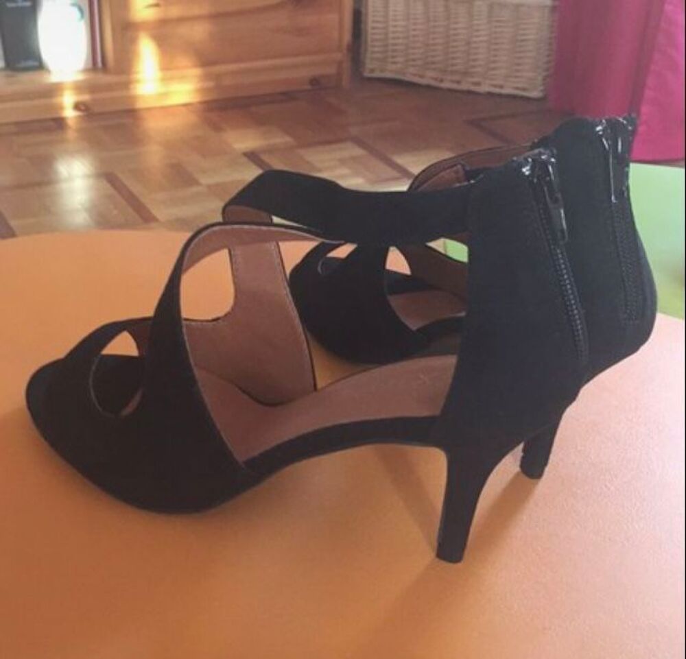 Chaussures &agrave; talons ouvertes noires Chaussures
