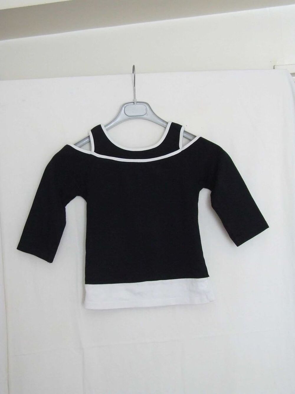 Tee-shirt &eacute;paules d&eacute;nud&eacute;es, Noir, Taille XS (12 14 ans) TBE Vêtements enfants