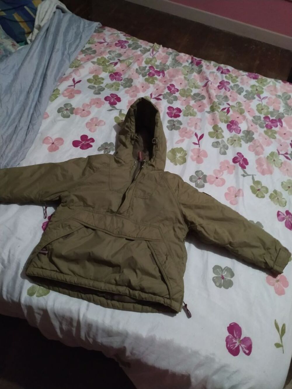 11€ manteau taille 6ans 
Enfile comme un pull Vêtements enfants