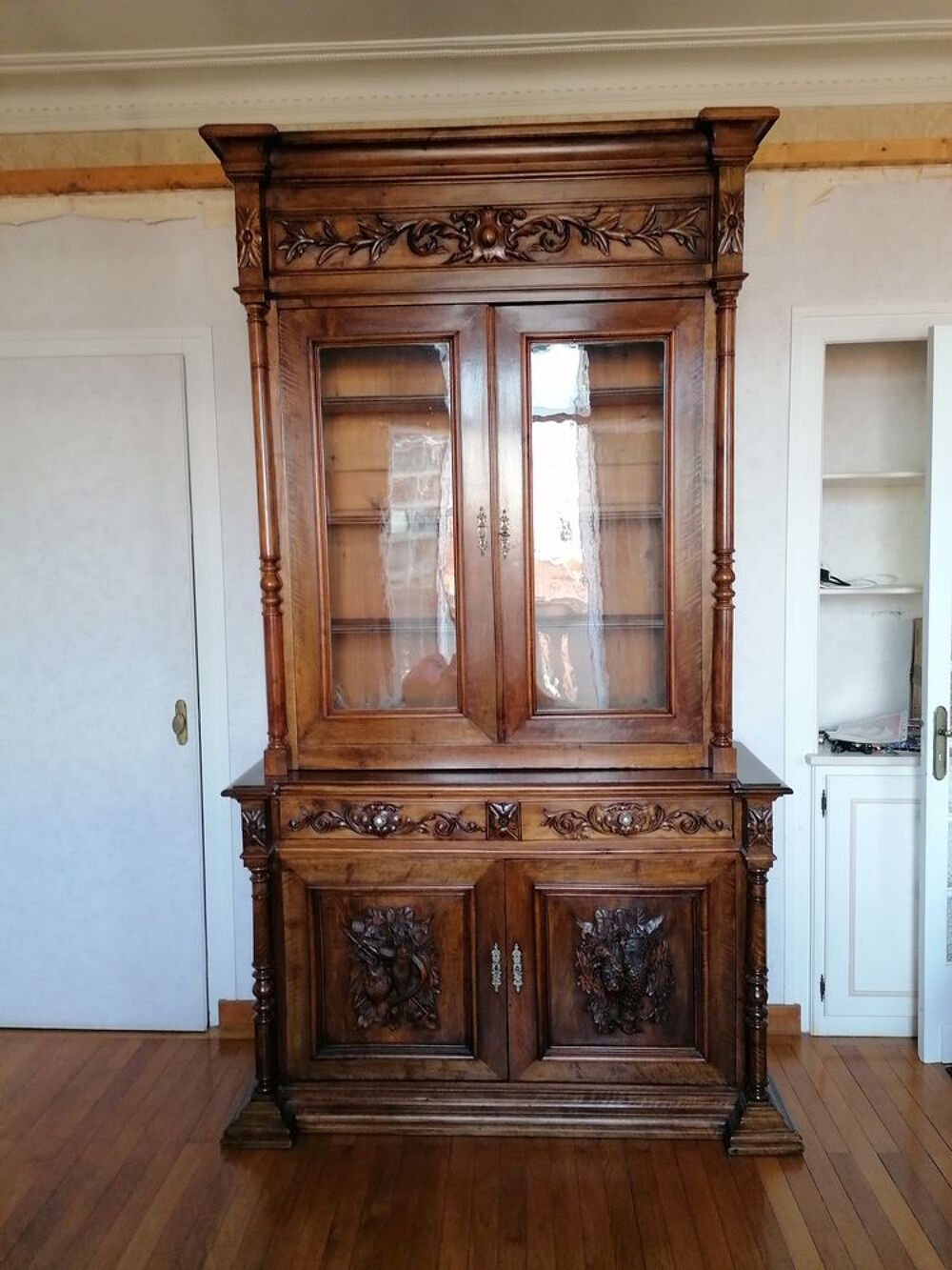 Bahut haut, biblioth&egrave;que en bois sculpt&eacute;. Meubles