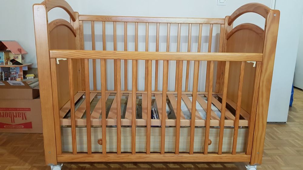 Lit b&eacute;b&eacute; en pin couleur miel Mobilier enfants