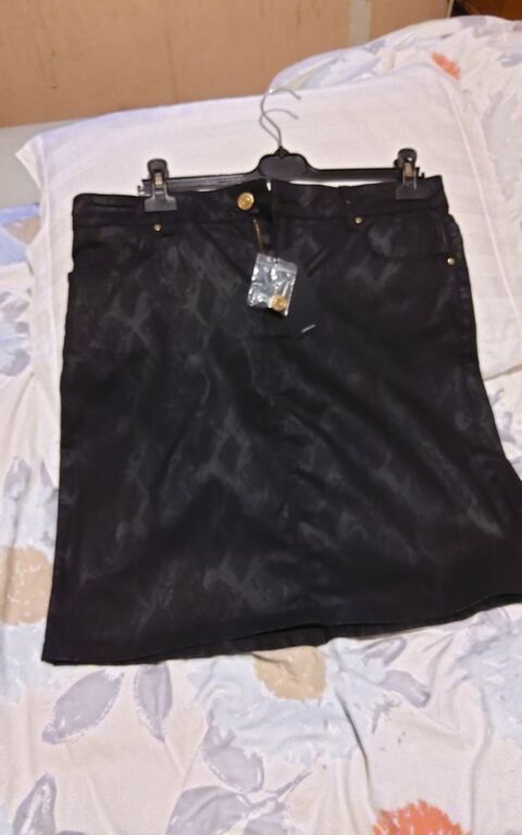 Jupe noire T 44-  Neuve- Belle coupe- beau tissu chamoiré 12 Saint-Vincent-de-Barbeyrargues (34)