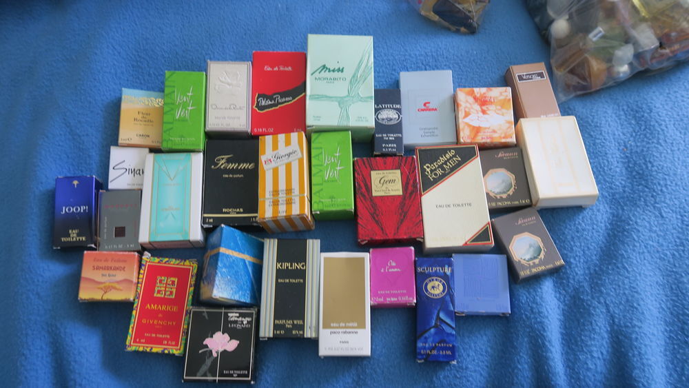 Lot de 30 miniatures de parfum Avec boite 