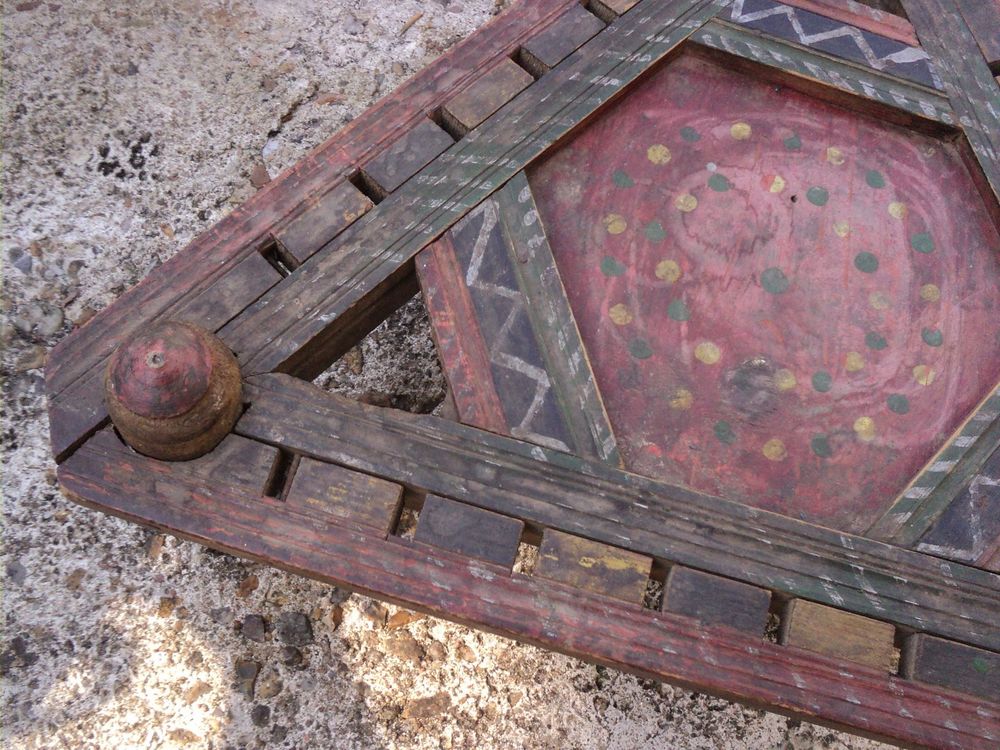 Ancienne Petite Table Basse de Salon Polychrome. Meubles