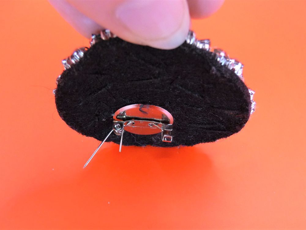 Broche Ronde avec ses Imitations Pierres Gris Clair- Neuf Bijoux et montres