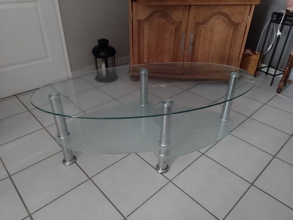 table basse propre en verre Meubles