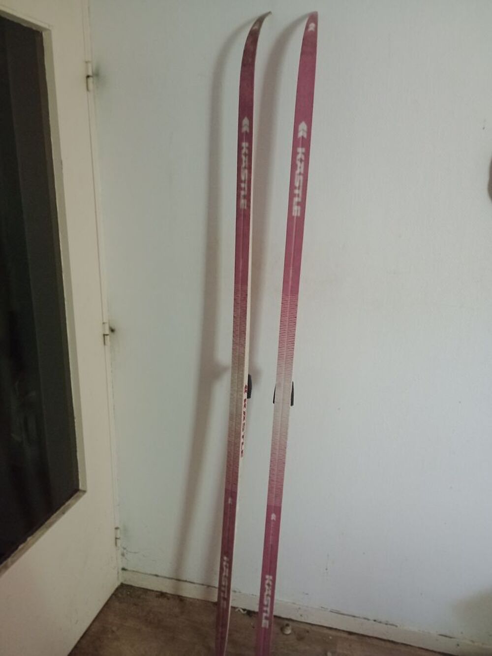 Ventes de skis kastle proteam avec b&acirc;tons de skis. Sports