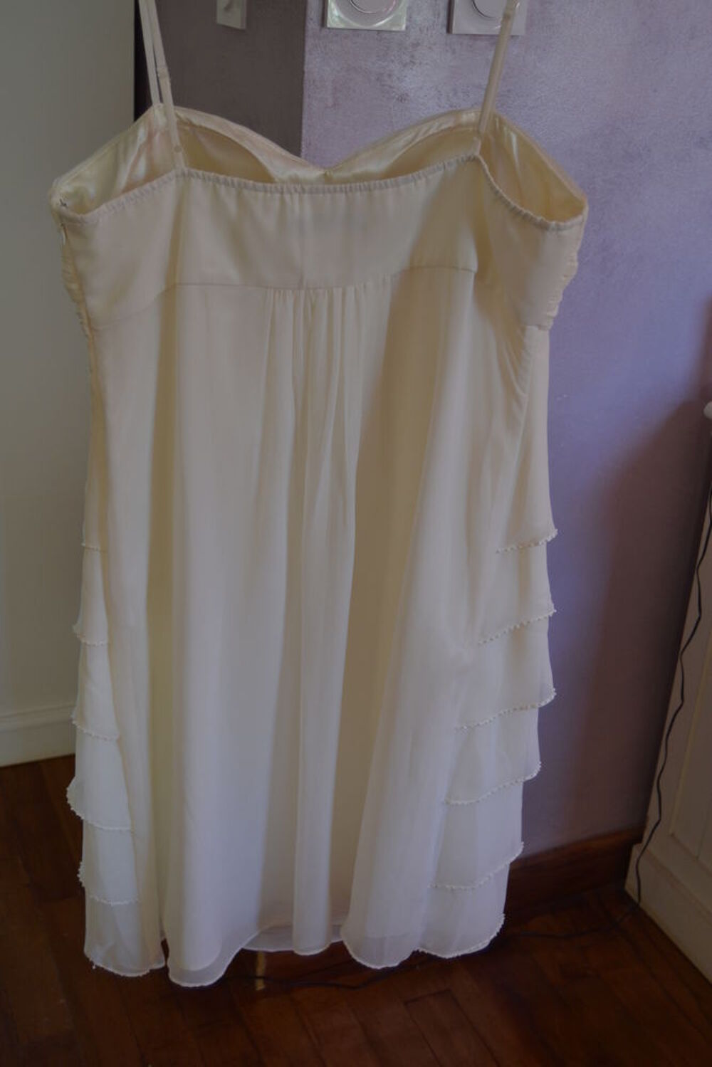 Belle robe habill&eacute;e beige clair Vêtements