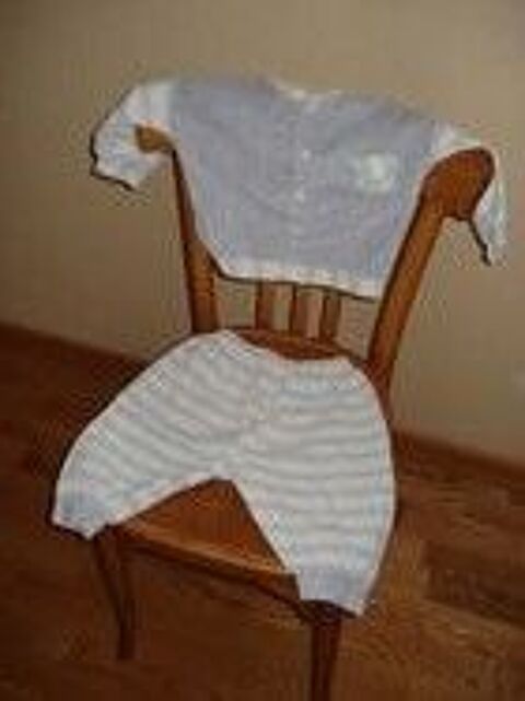 Petit ensemble gris et blanc 12 mois 0 Mrignies (59)