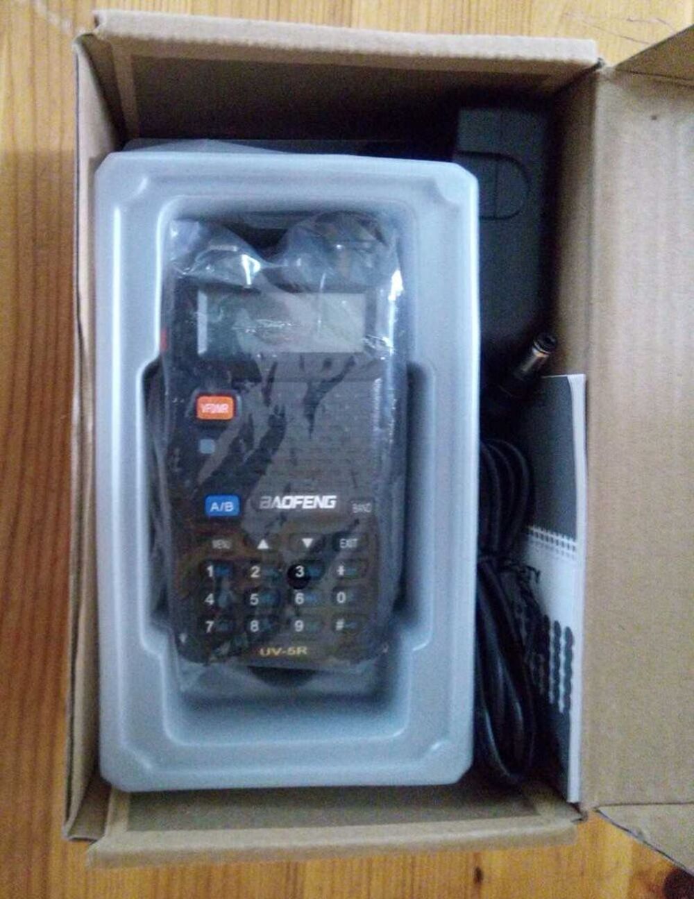 Portatif UV5R Baofeng VHF-UHF neuf. 
Notice, chargeur secteur... 
Il est d'origine non d&eacute;brid&eacute;. 
Sur Amiens Rivery. 
Pas d'envoi.
30 € Téléphones et tablettes