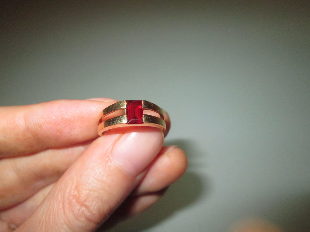 Bague or jaune et grenat Bijoux et montres