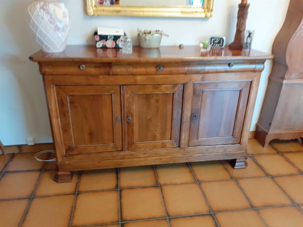 Armoire, bahut, fauteuils, vaisselles, etc.... Meubles