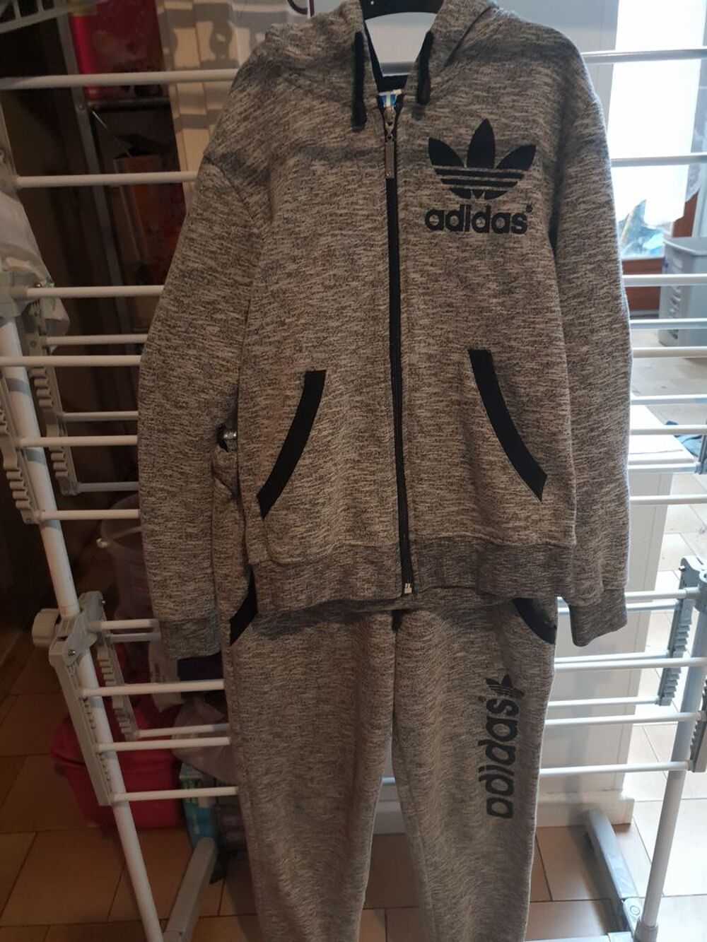Jogging Adidas en bonne &eacute;tat 12ans sur vendin le vieil Vêtements