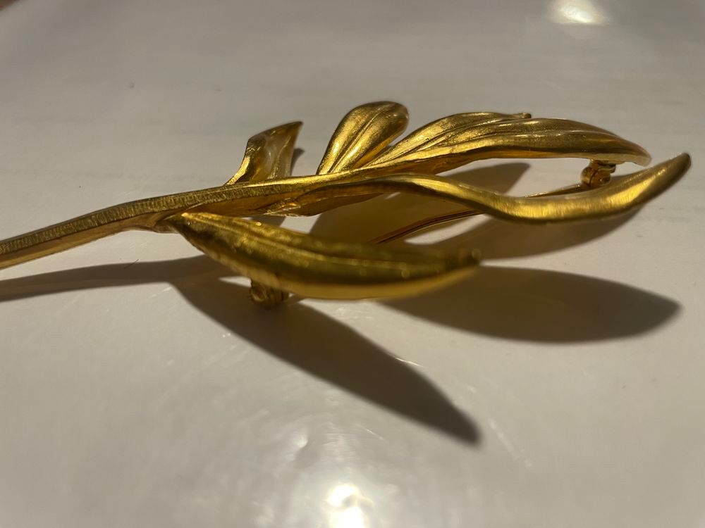 Broche dor&eacute;e feuille olivier ANTIGONA Bijoux et montres