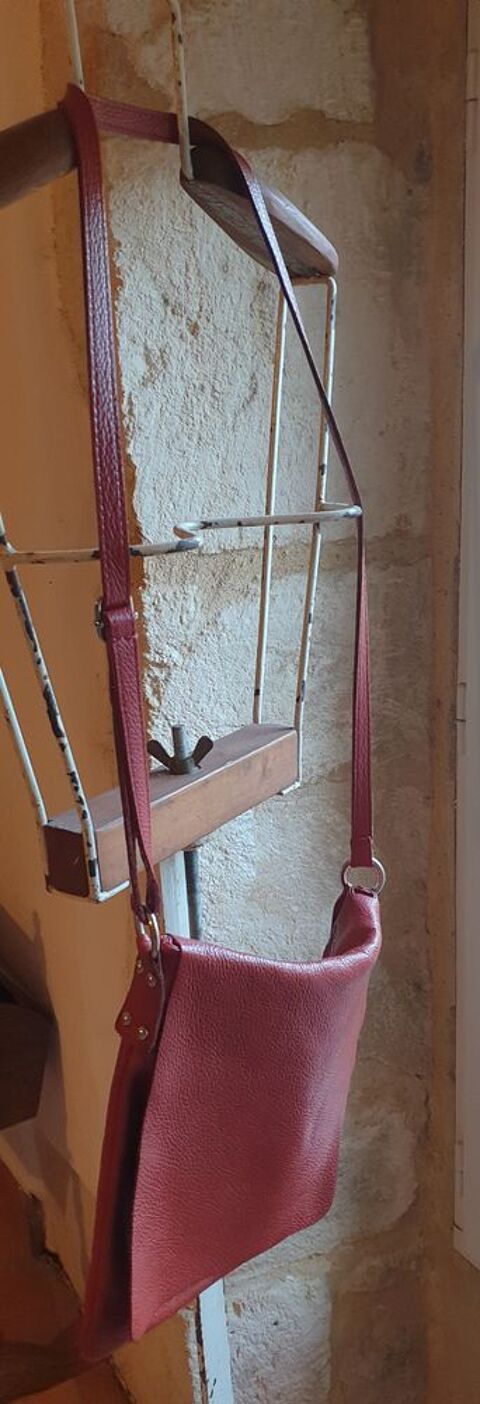 SAC CUIR ROUGE 10 Fourns (30)