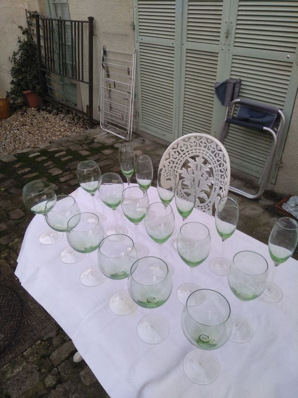 s&eacute;rie de 18 grands verres de couleur verte Décoration