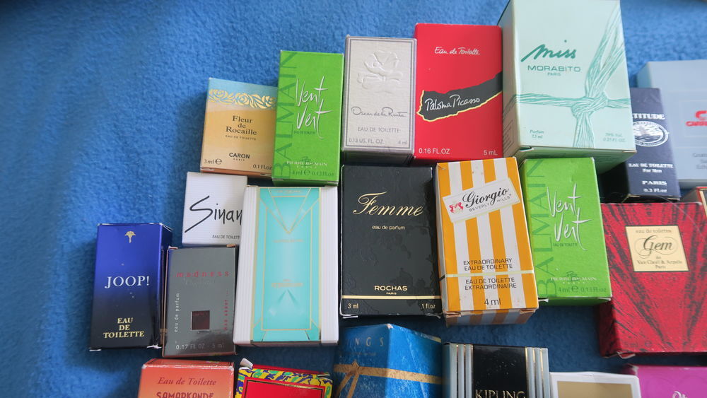 Lot de 30 miniatures de parfum Avec boite 