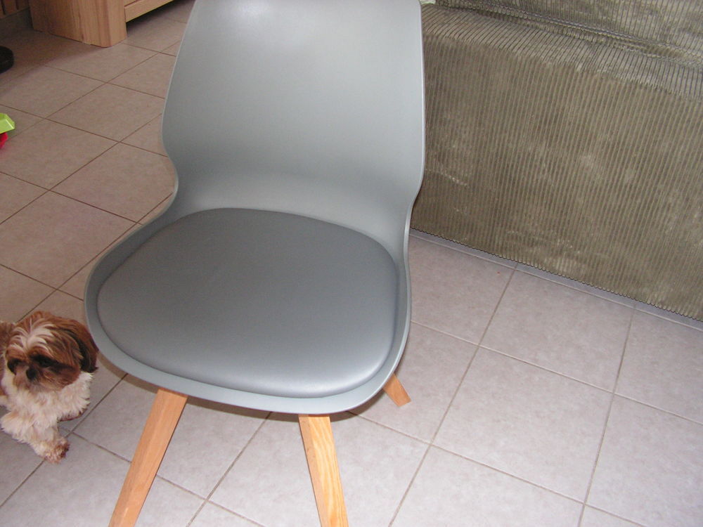 chaises en pvc tres bon etat pied en bois Meubles