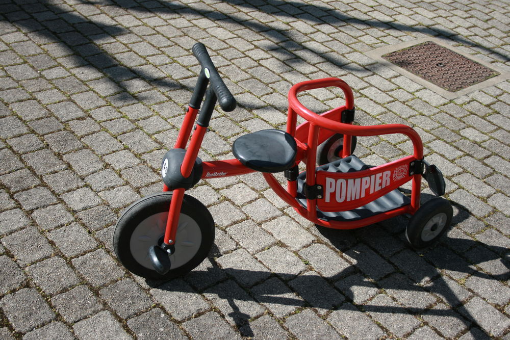 tricycle avec chariot Jeux / jouets
