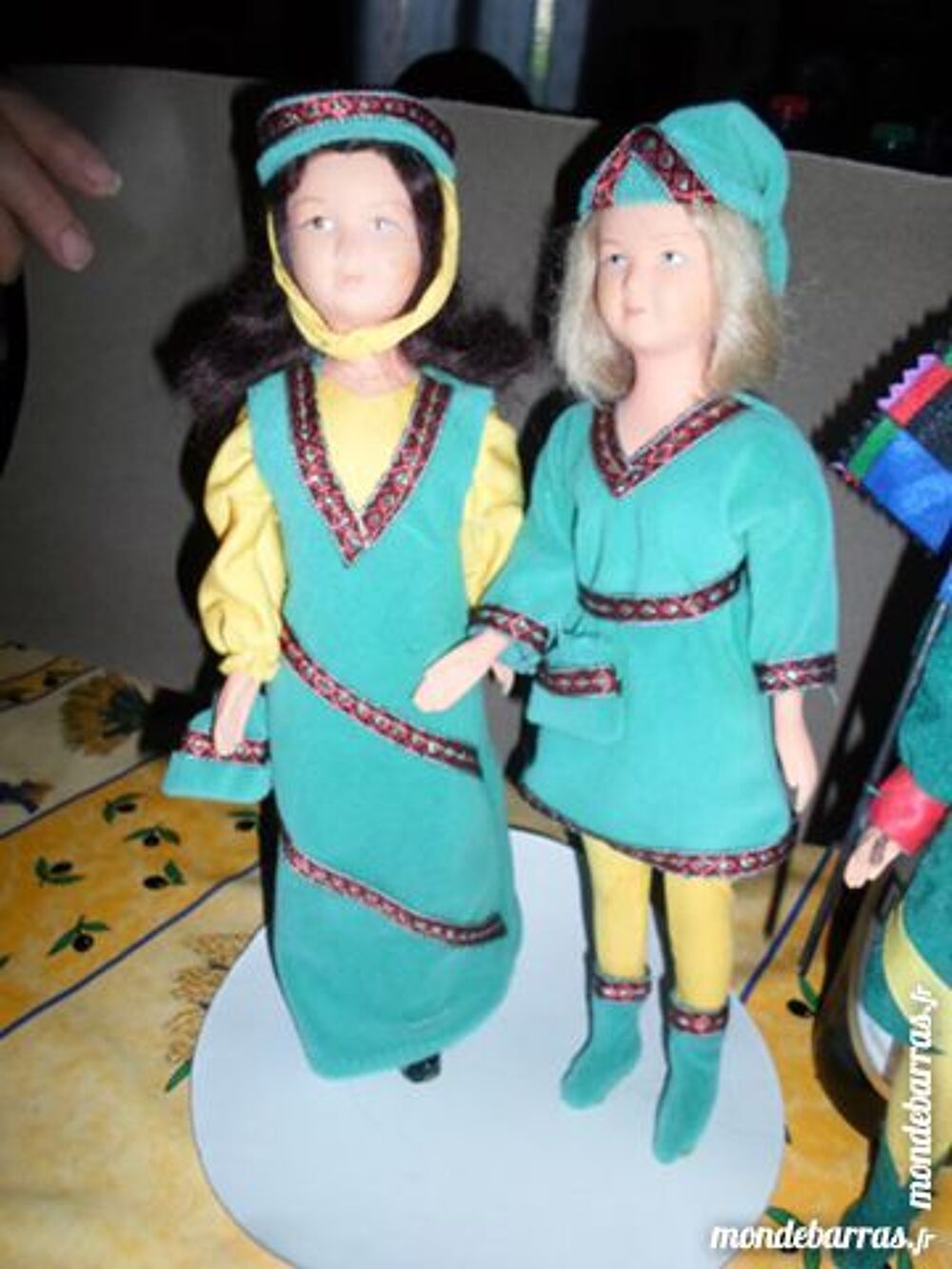 3 figurines m&eacute;di&eacute;vales en habit du moyen &acirc;ge 